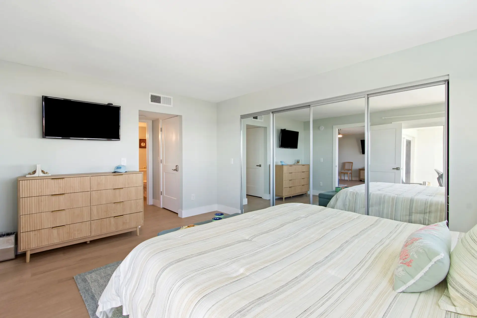 26-web-or-mls-3350 S Fletcher Ave H2-42