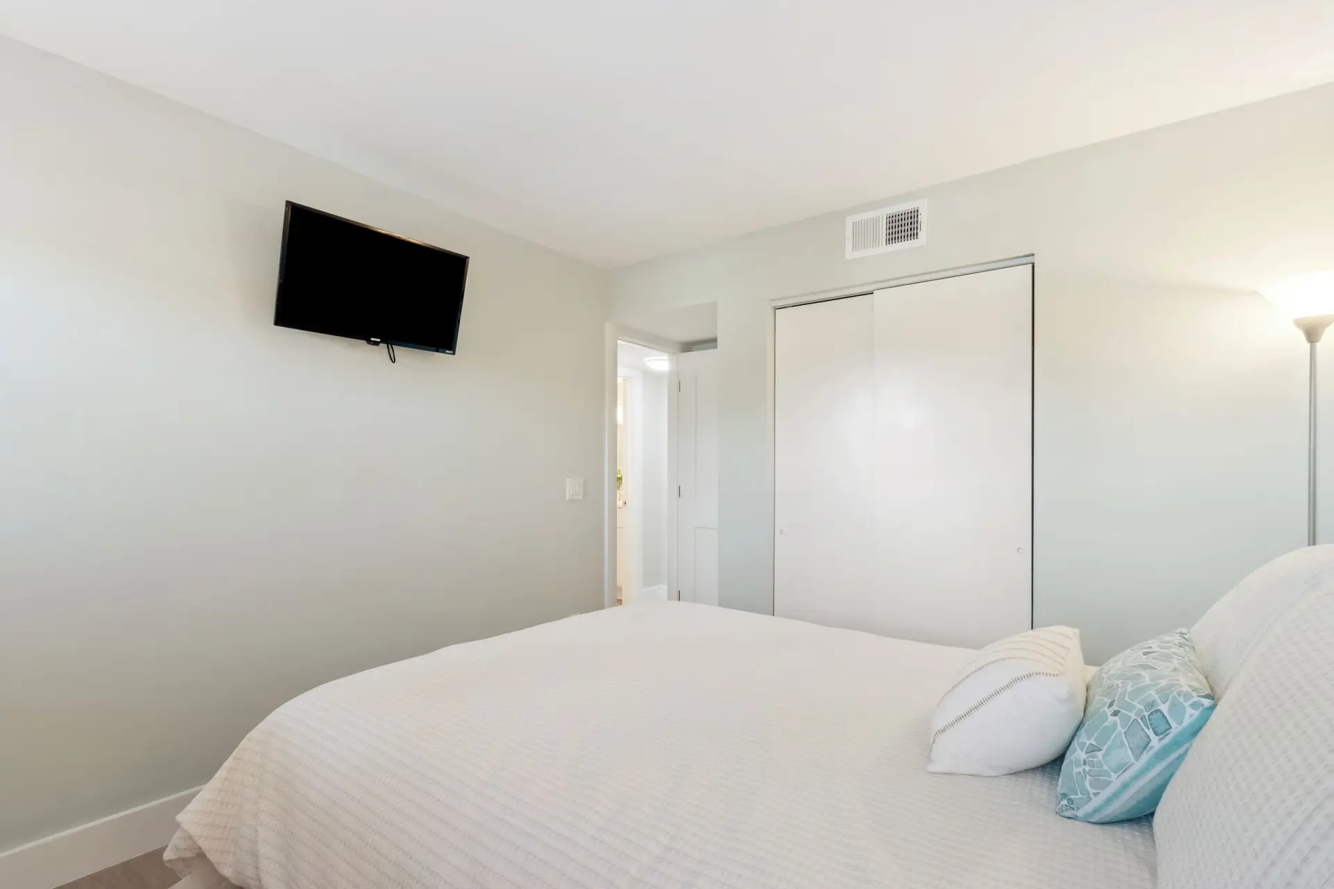 29-web-or-mls-3350 S Fletcher Ave H2-22