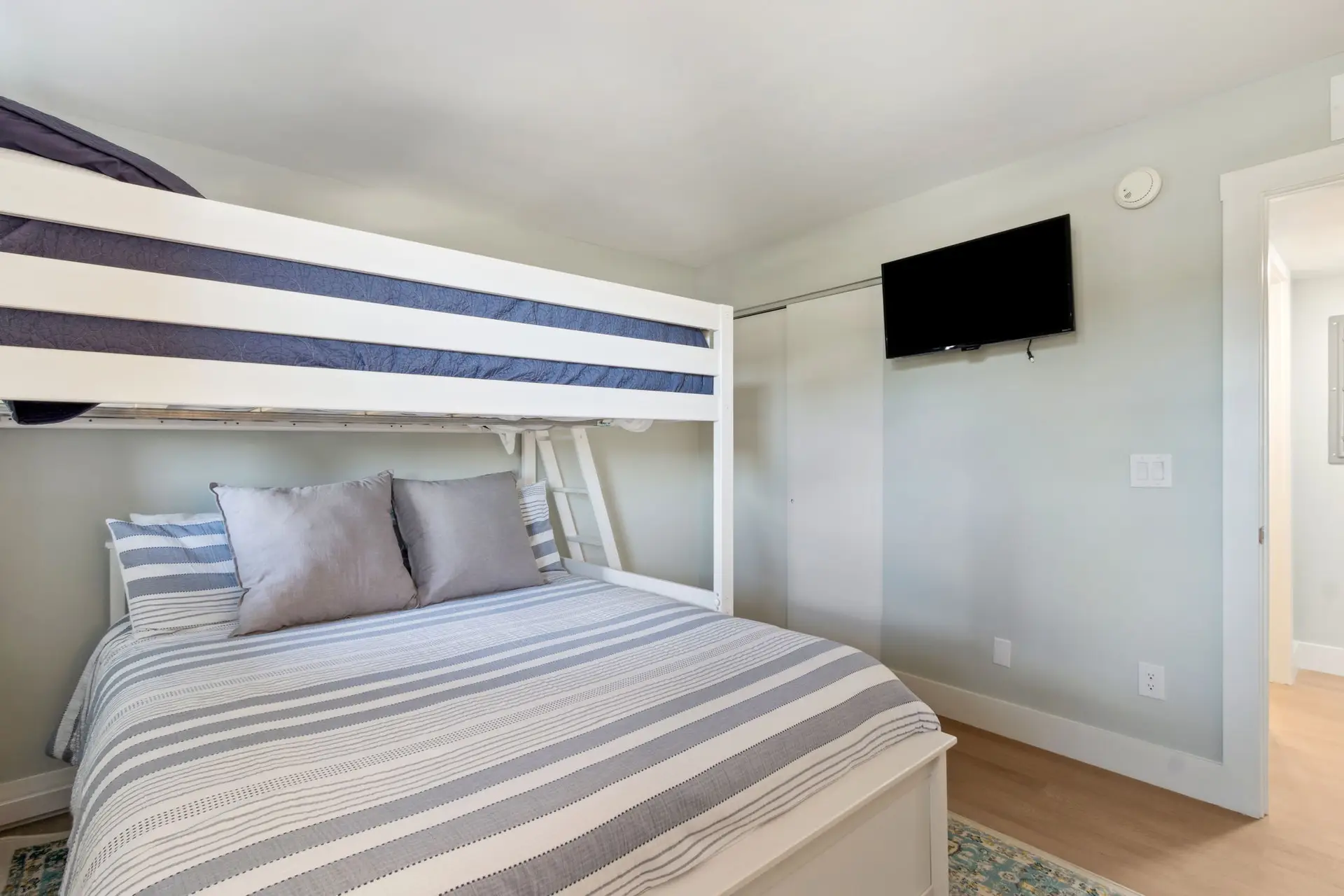 32-web-or-mls-3350 S Fletcher Ave H2-25